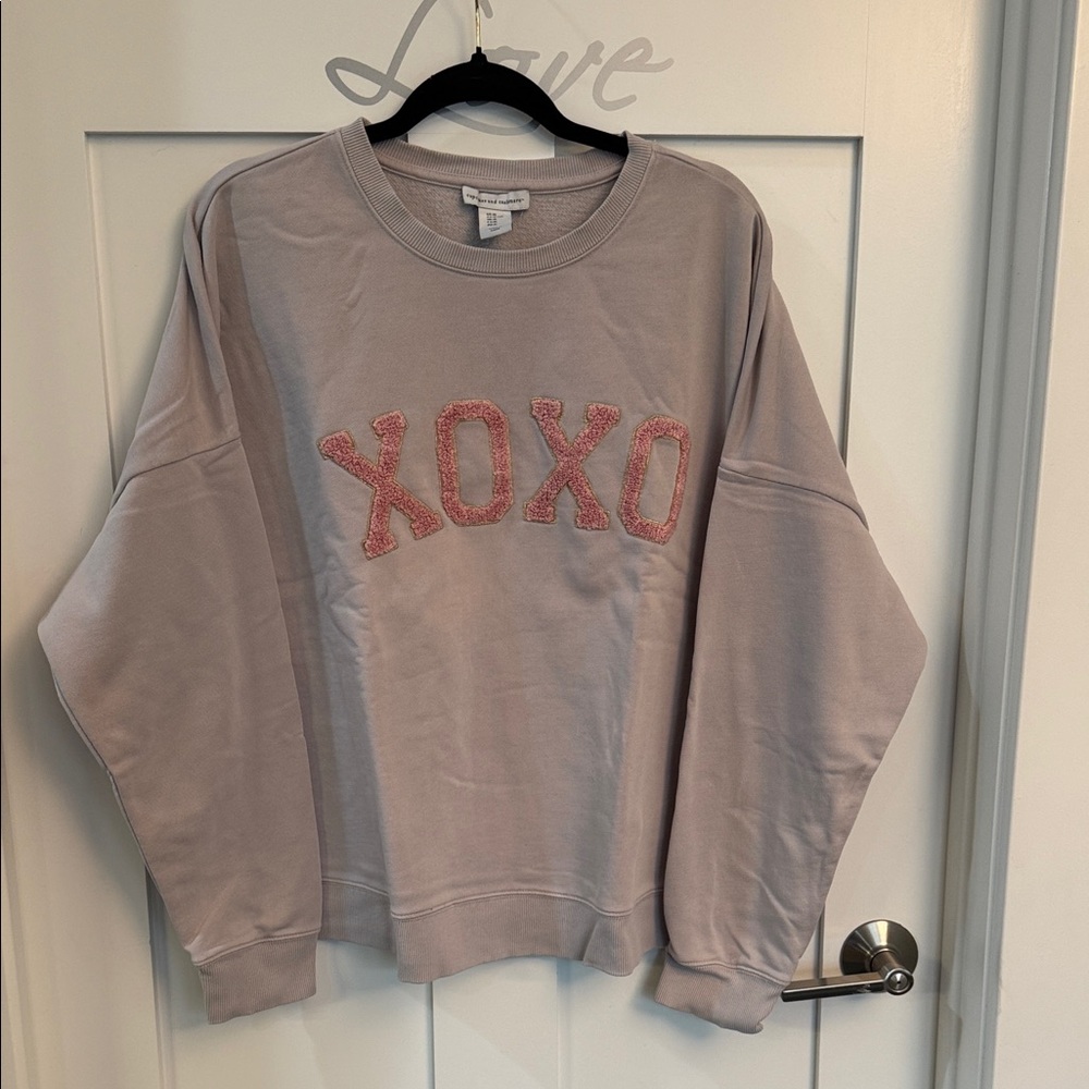 cupcakes & cashmere Blush Crewneck Sweatshirt with Pink 'XOXO' Appliqué